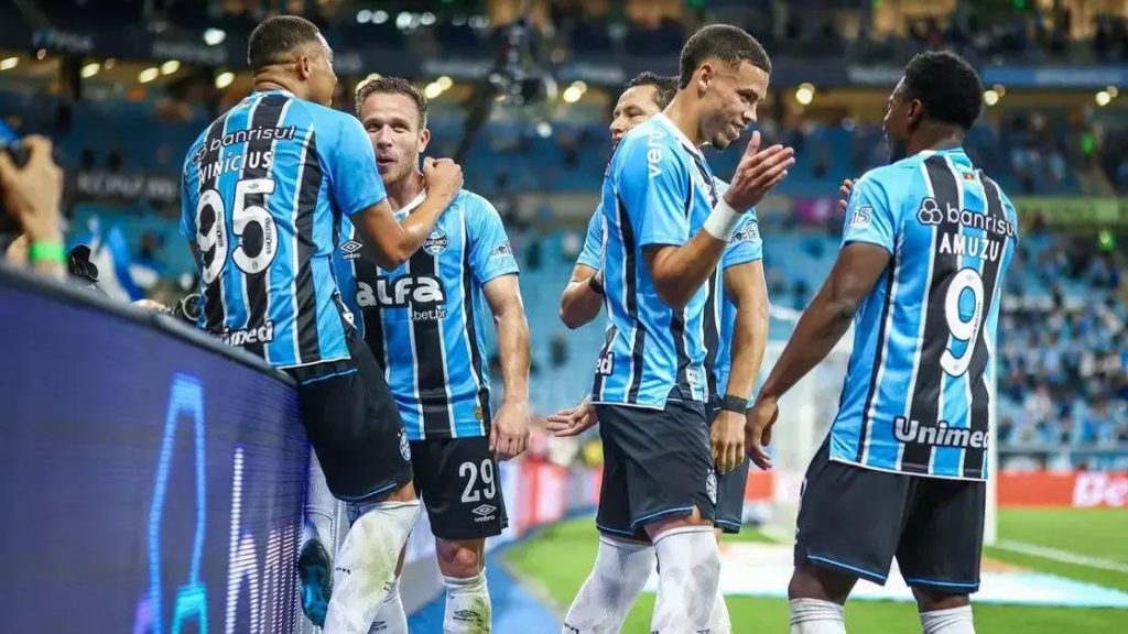 Destaque do Grêmio, Carlos Vinícius admite sonhar com a Seleção