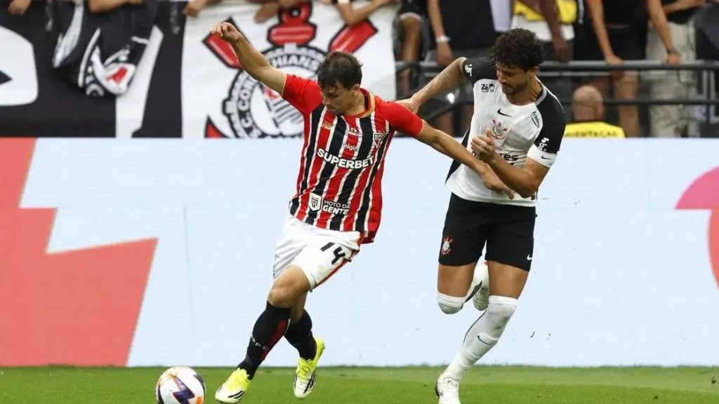 Corinthians e São Paulo fazem um clássico equilibrado e empatam em 1 a 1